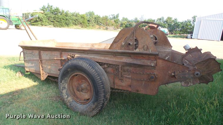 image for item DR9488 New Idea manure spreader