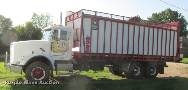 image for item K6119 1997 Freightliner FLD112SD silage truck