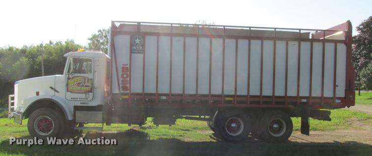 image for item K6119 1997 Freightliner FLD112SD silage truck