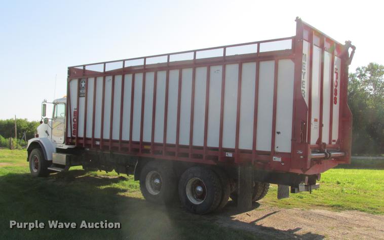 image for item K6119 1997 Freightliner FLD112SD silage truck
