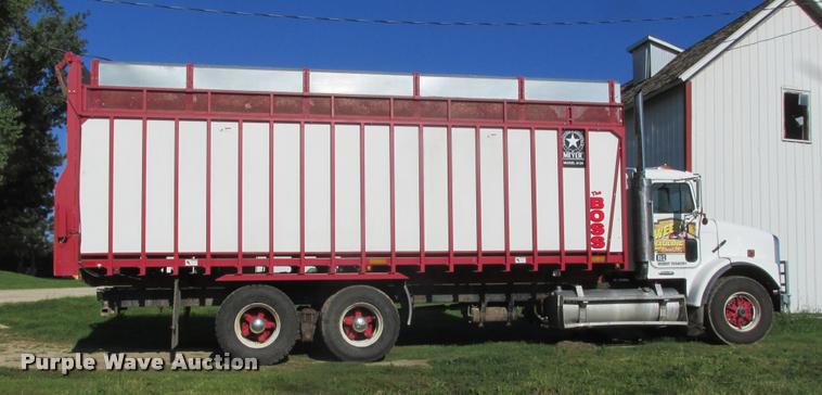 image for item K6119 1997 Freightliner FLD112SD silage truck