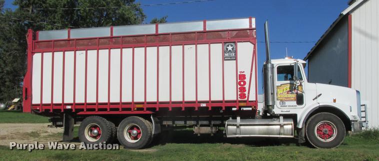 image for item K6119 1997 Freightliner FLD112SD silage truck