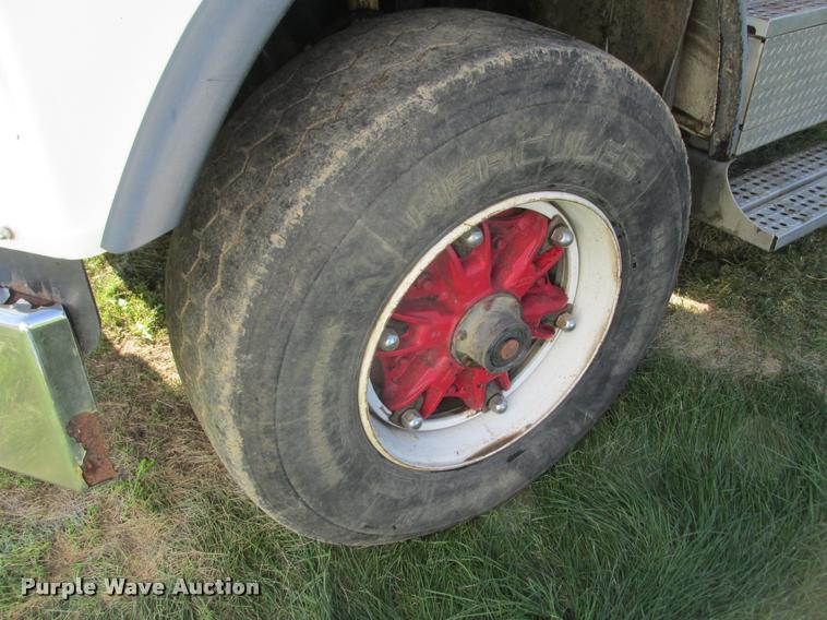 image for item K6119 1997 Freightliner FLD112SD silage truck