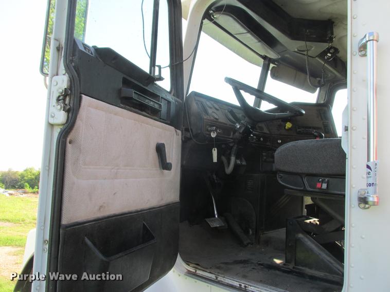 image for item K6119 1997 Freightliner FLD112SD silage truck