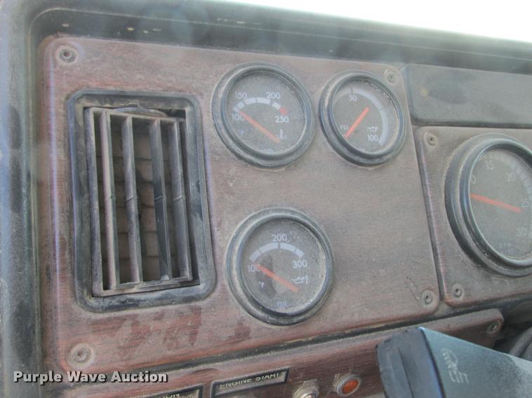 image for item K6119 1997 Freightliner FLD112SD silage truck