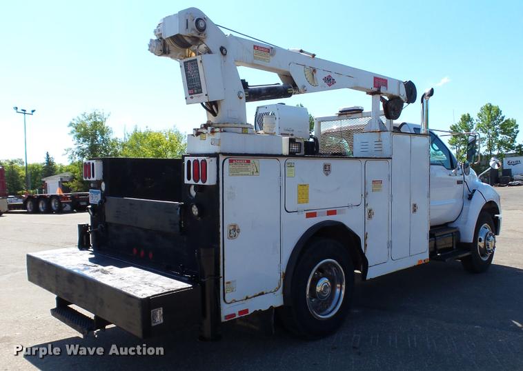 image for item DA1183 2005 Ford F650 Super Duty XLT service truck with crane