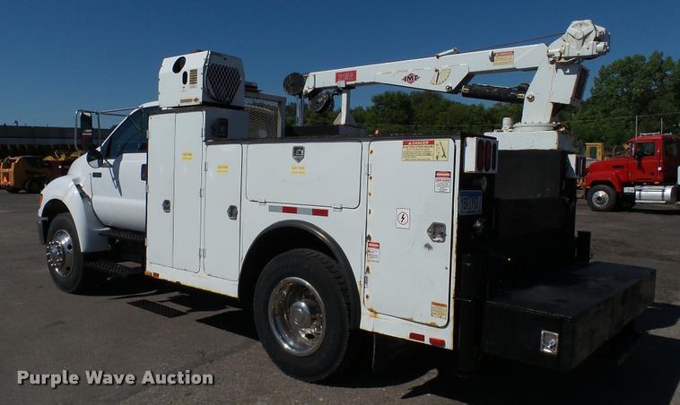 image for item DA1183 2005 Ford F650 Super Duty XLT service truck with crane