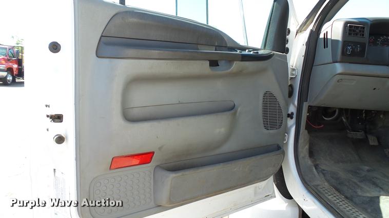 image for item DA1183 2005 Ford F650 Super Duty XLT service truck with crane