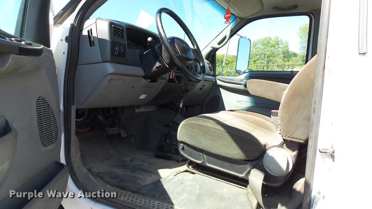 image for item DA1183 2005 Ford F650 Super Duty XLT service truck with crane