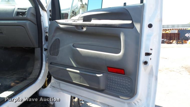 image for item DA1183 2005 Ford F650 Super Duty XLT service truck with crane