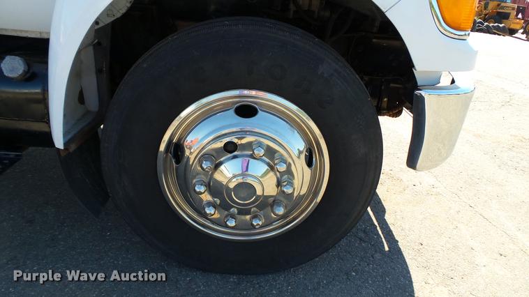 image for item DA1183 2005 Ford F650 Super Duty XLT service truck with crane