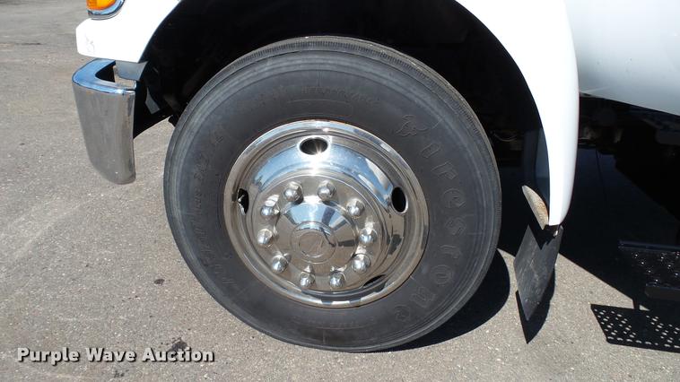 image for item DA1183 2005 Ford F650 Super Duty XLT service truck with crane