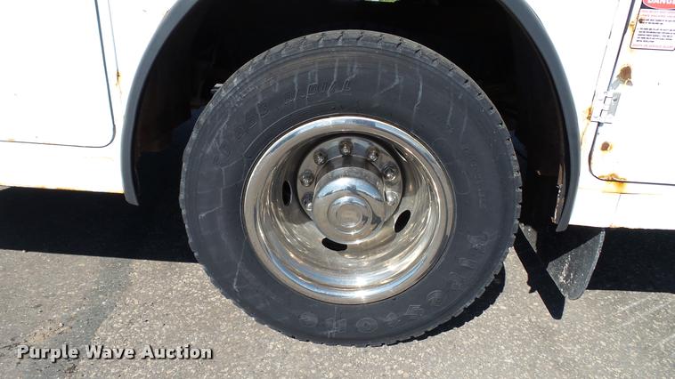 image for item DA1183 2005 Ford F650 Super Duty XLT service truck with crane