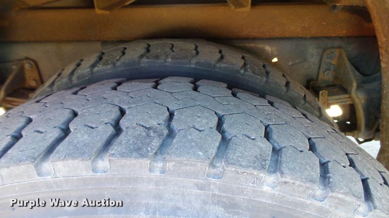 image for item DA1183 2005 Ford F650 Super Duty XLT service truck with crane