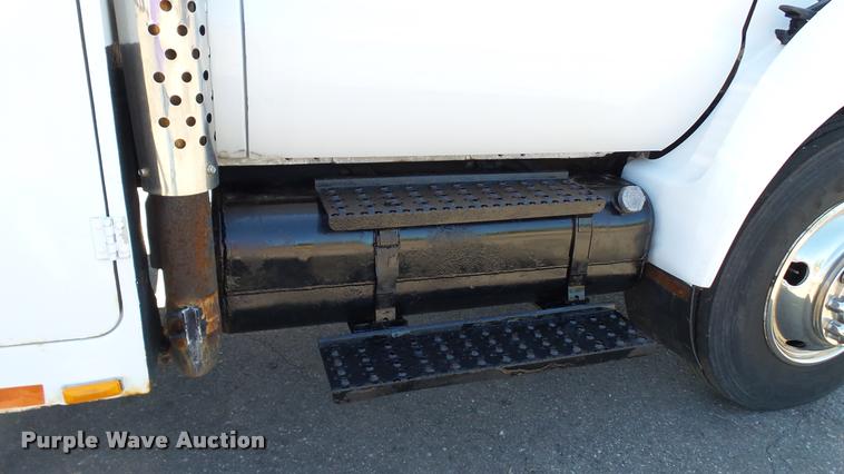 image for item DA1183 2005 Ford F650 Super Duty XLT service truck with crane