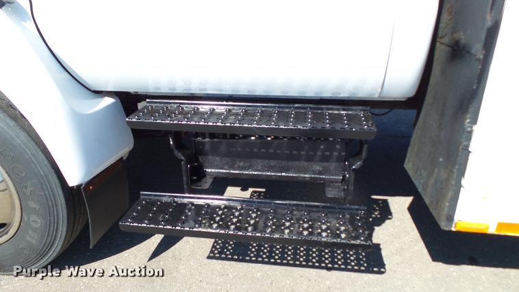 image for item DA1183 2005 Ford F650 Super Duty XLT service truck with crane