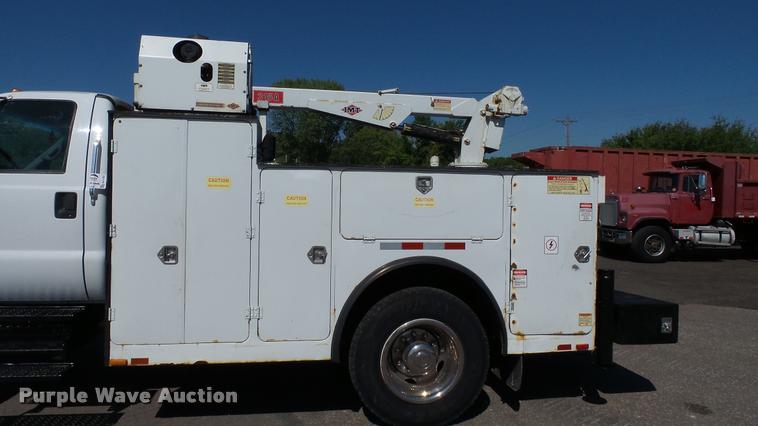 image for item DA1183 2005 Ford F650 Super Duty XLT service truck with crane