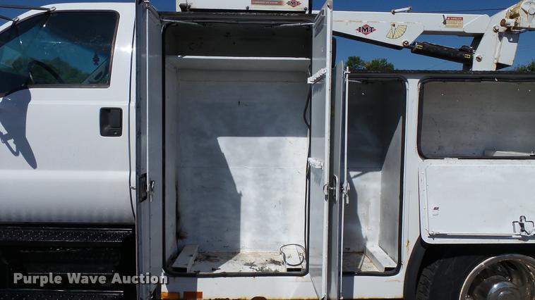 image for item DA1183 2005 Ford F650 Super Duty XLT service truck with crane