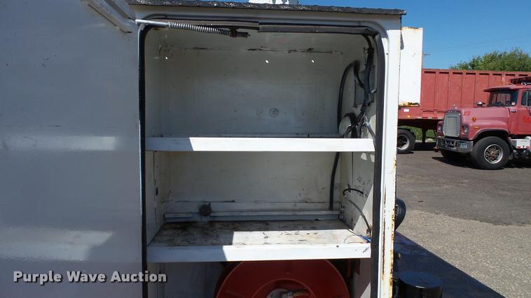 image for item DA1183 2005 Ford F650 Super Duty XLT service truck with crane