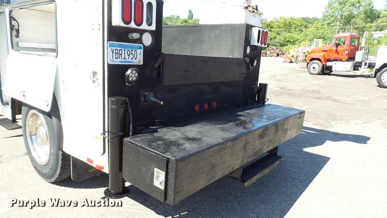 image for item DA1183 2005 Ford F650 Super Duty XLT service truck with crane