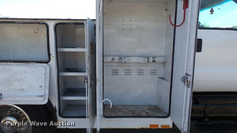 image for item DA1183 2005 Ford F650 Super Duty XLT service truck with crane