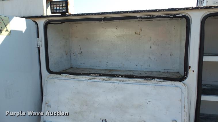 image for item DA1183 2005 Ford F650 Super Duty XLT service truck with crane