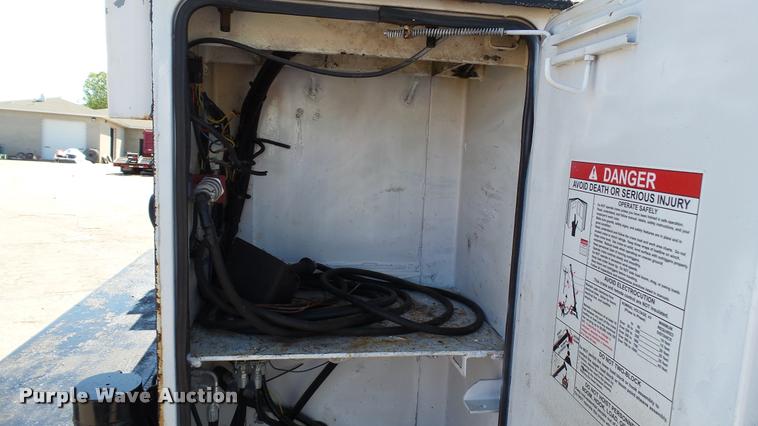 image for item DA1183 2005 Ford F650 Super Duty XLT service truck with crane