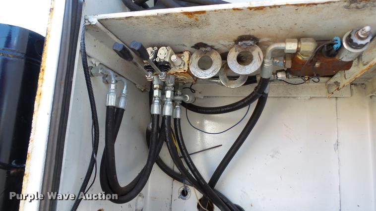 image for item DA1183 2005 Ford F650 Super Duty XLT service truck with crane