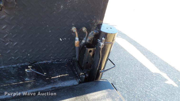 image for item DA1183 2005 Ford F650 Super Duty XLT service truck with crane