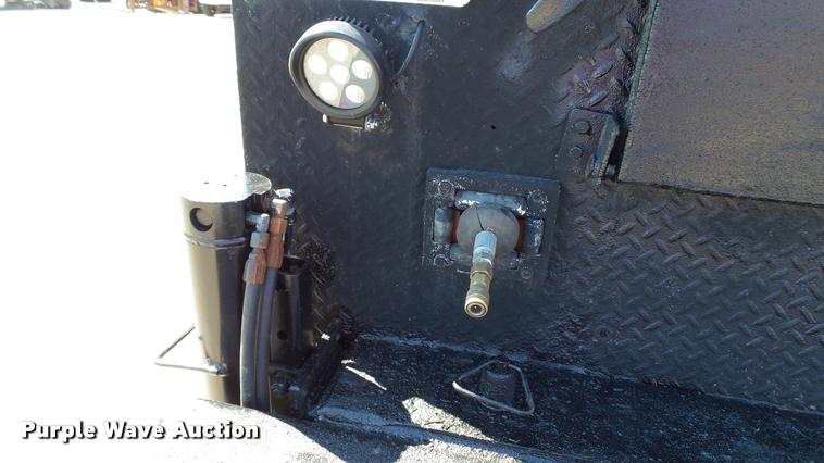 image for item DA1183 2005 Ford F650 Super Duty XLT service truck with crane