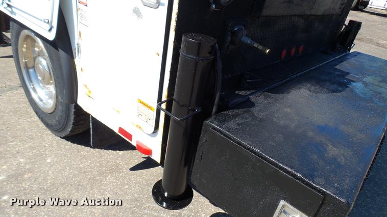 image for item DA1183 2005 Ford F650 Super Duty XLT service truck with crane