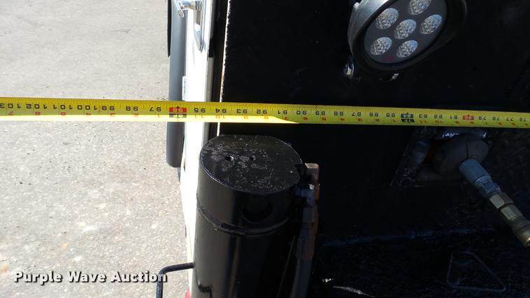 image for item DA1183 2005 Ford F650 Super Duty XLT service truck with crane