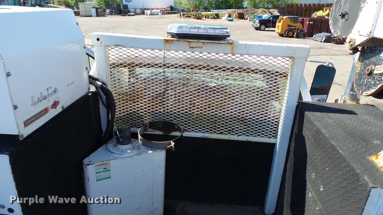 image for item DA1183 2005 Ford F650 Super Duty XLT service truck with crane