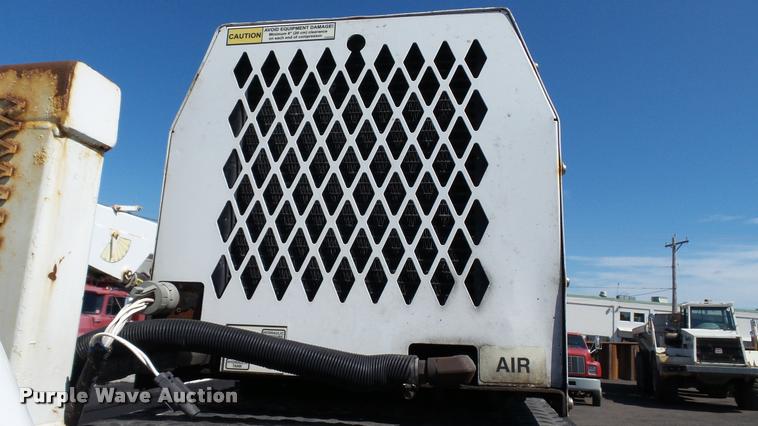 image for item DA1183 2005 Ford F650 Super Duty XLT service truck with crane