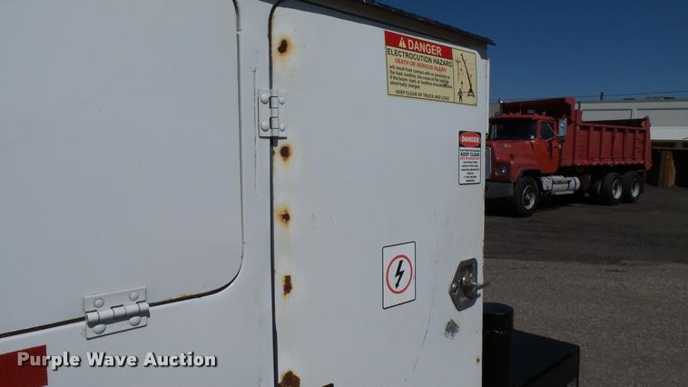 image for item DA1183 2005 Ford F650 Super Duty XLT service truck with crane