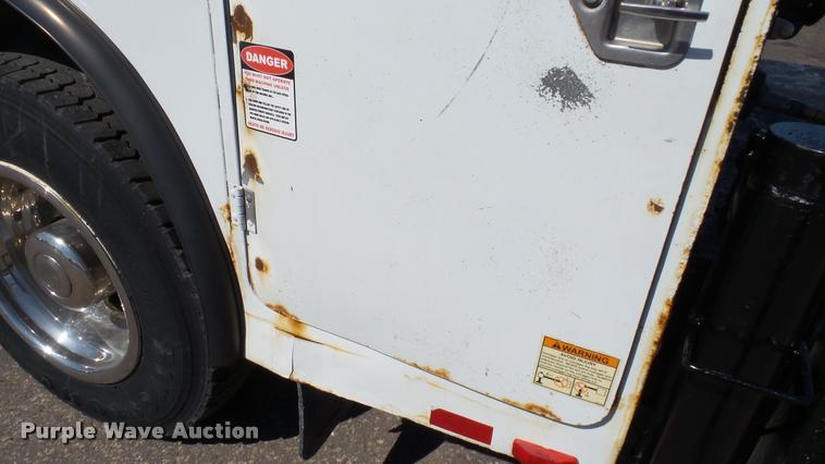 image for item DA1183 2005 Ford F650 Super Duty XLT service truck with crane