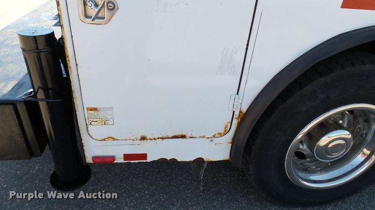 image for item DA1183 2005 Ford F650 Super Duty XLT service truck with crane