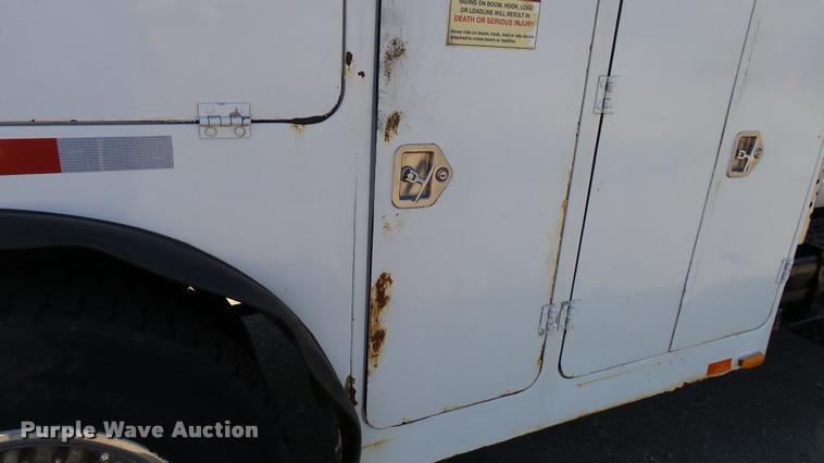 image for item DA1183 2005 Ford F650 Super Duty XLT service truck with crane