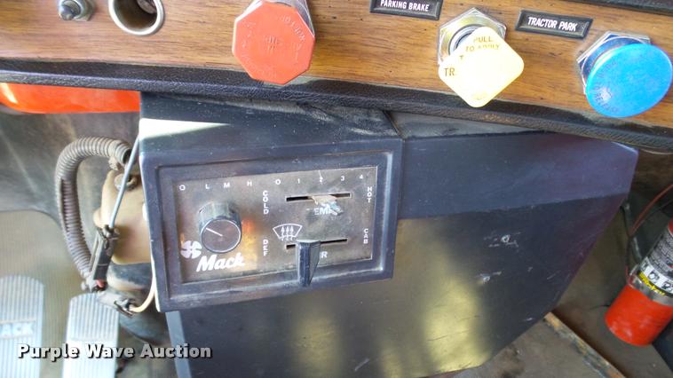 image for item DA1184 1983 Mack RS686LS dump truck