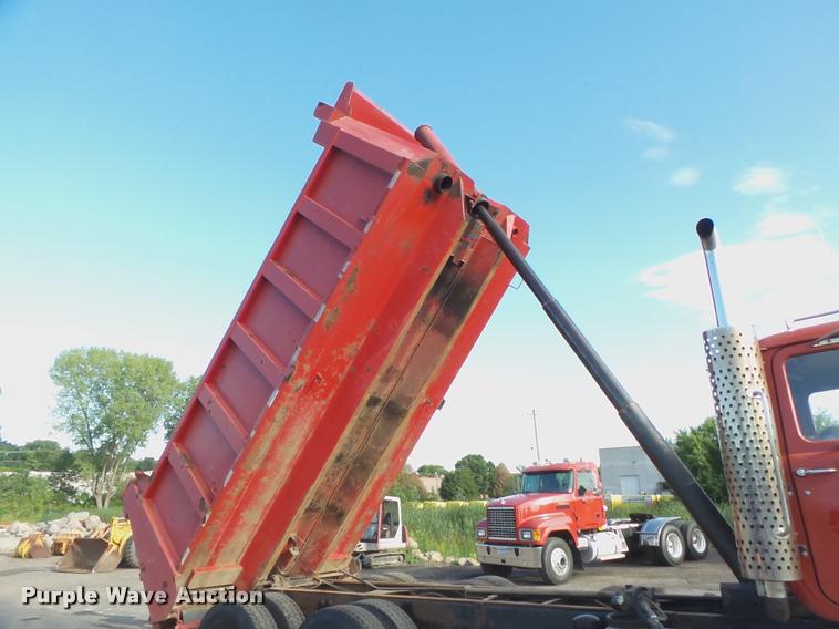 image for item DA1184 1983 Mack RS686LS dump truck