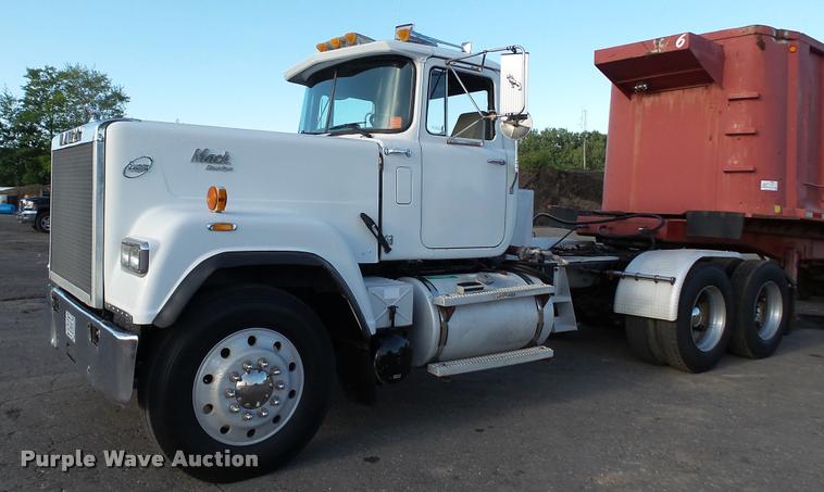 image for item DA1186 1991 Mack RW713 semi truck