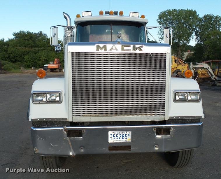 image for item DA1186 1991 Mack RW713 semi truck