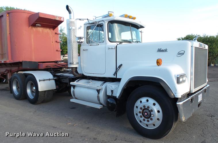 image for item DA1186 1991 Mack RW713 semi truck