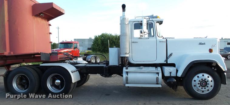 image for item DA1186 1991 Mack RW713 semi truck