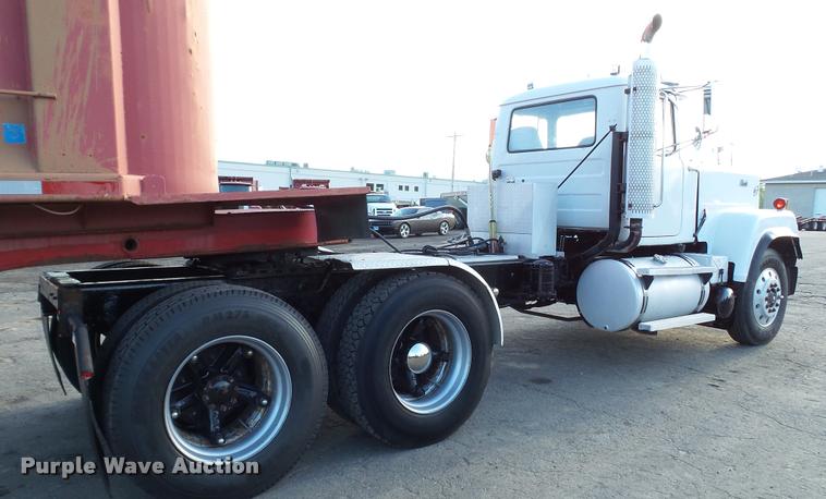 image for item DA1186 1991 Mack RW713 semi truck