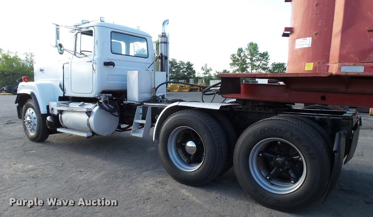 image for item DA1186 1991 Mack RW713 semi truck