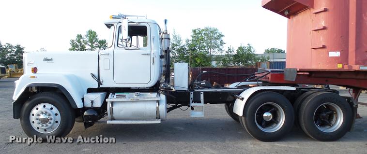 image for item DA1186 1991 Mack RW713 semi truck
