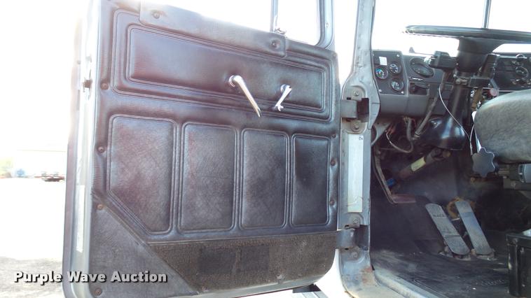 image for item DA1186 1991 Mack RW713 semi truck