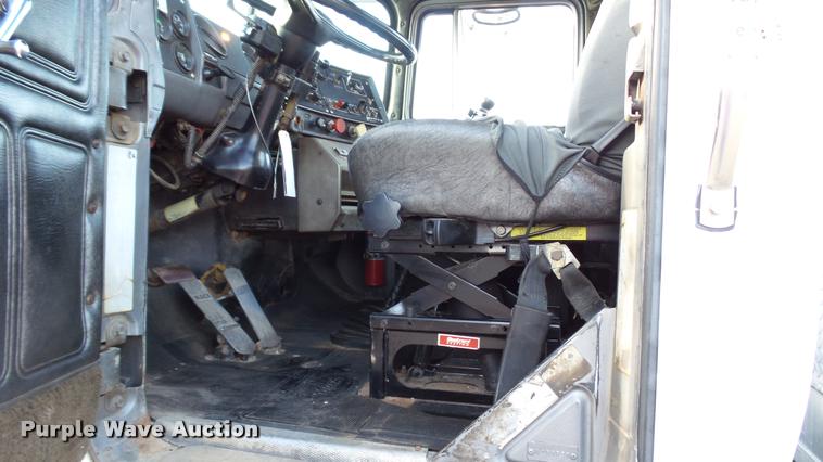 image for item DA1186 1991 Mack RW713 semi truck