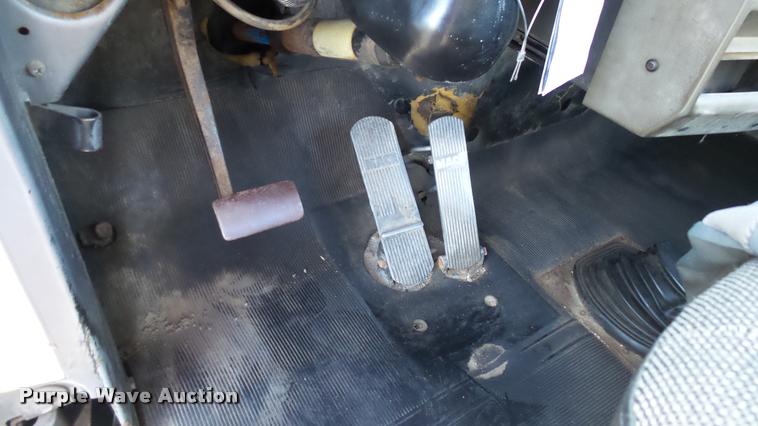 image for item DA1186 1991 Mack RW713 semi truck